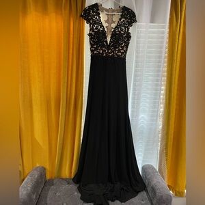 Formal dress, perfect for wedding guest or evening event